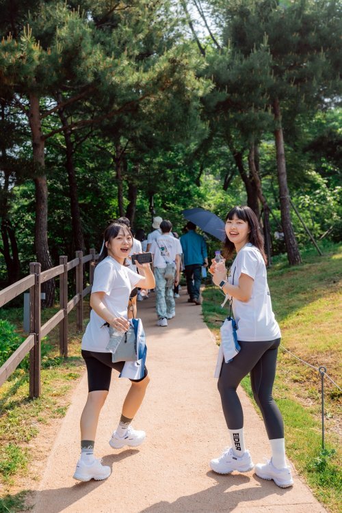 ‘가장 나다운 플레이’라는 슬로건을 앞세워 남산 나들길, 서울 시티 투어 코스 등 서울 도심을 함께 걷는 아이더 미라지 오프라인 체험단. 사진제공｜아이더