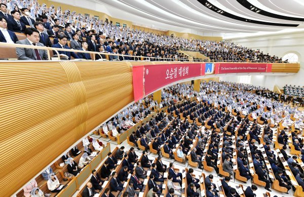 28일, 새예루살렘 판교성전에서 개최된 오순절 대성회 기념예배에 참석한 하나님의 교회 신자들이 설교를 경청하고 있다.