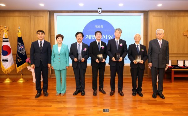 계명대가 주최한 제26회 계명교사상에 안규완, 기대연, 김원출, 강창술 교사가 수상했다(좌측부터 이상진 경상북도 교육청 
중등교육과장, 강은희 대구시 교육감, 안규완, 기대연, 김원출, 강창술, 신일희 계명대 총장. 사진제공ㅣ계명대