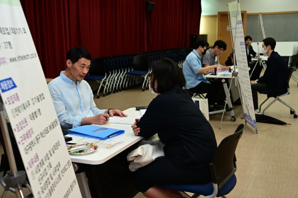 대구 동구청은 지난 26일 구청 4층 대회의실에서 구인난 해소와 고용시장 활성화를 위해 제2회 ‘구인·구직 만남의 날’ 행사를 개최했다. 사진제공ㅣ대구동구청