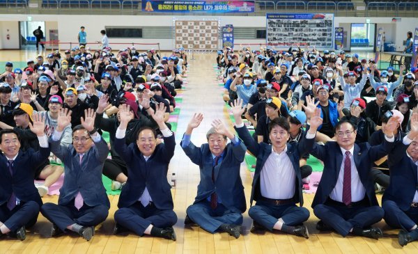 하윤수 교육감이 30일 오후 시교육청 강서체육공원 실내체육관에서 개최된 ‘2023 민주평통 청소년 통일 골든벨 부산지역대회’에 참석해 학생, 관계자들과 기념촬영을 하고 있다. 사진제공ㅣ부산시교육청
