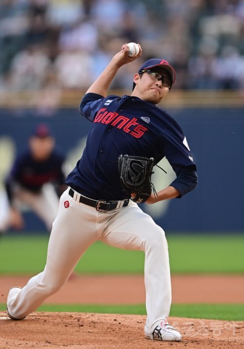 롯데 박세웅이 31일 잠실 LG전에 선발등판해 역투하고 있다. 6이닝 5안타 1볼넷 5탈삼진 1실점 호투로 시즌 3승(1패)째를 따냈다. 잠실 | 주현희 기자 teth1147@donga.com