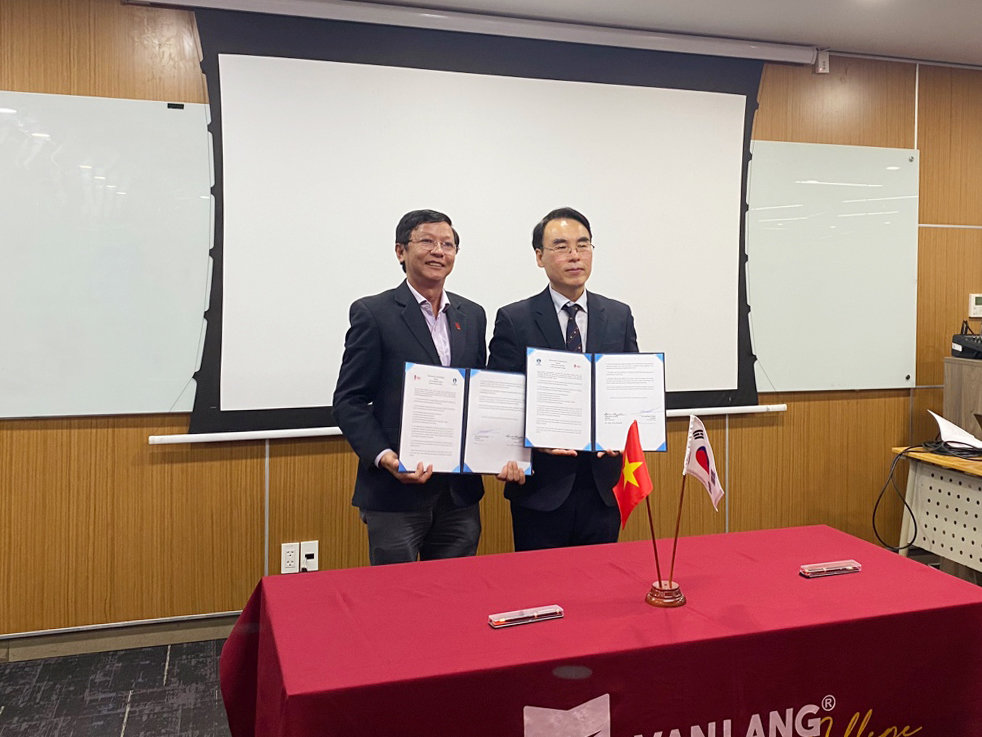 협약서 서명 후 기념촬영하는 김문섭 교학부총장(오른쪽)과 트루옹 반 훙 총장. 사진제공ㅣ대구한의대