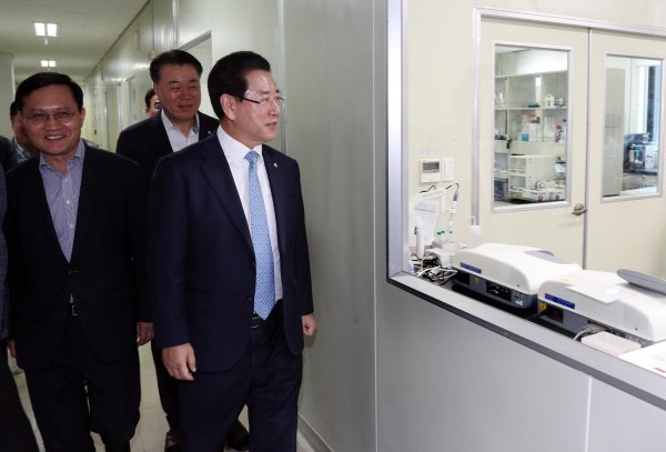 김영록 전라남도지사가 지난 5월31일 화순군 화순읍 전남바이오산업진흥원 생물의약연구센터을 방문, 류강 센터장 안내로 미생물 백신 연구개발 장면을 살펴보고 있다. 사진제공ㅣ전남도