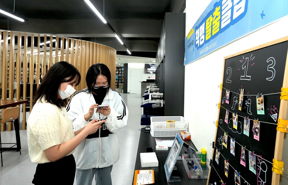 영진전문대 도서관 개최한 책맹탈출클럽에 재학생들이 방탈출에 나선 모습. 사진제공ㅣ영진전문대