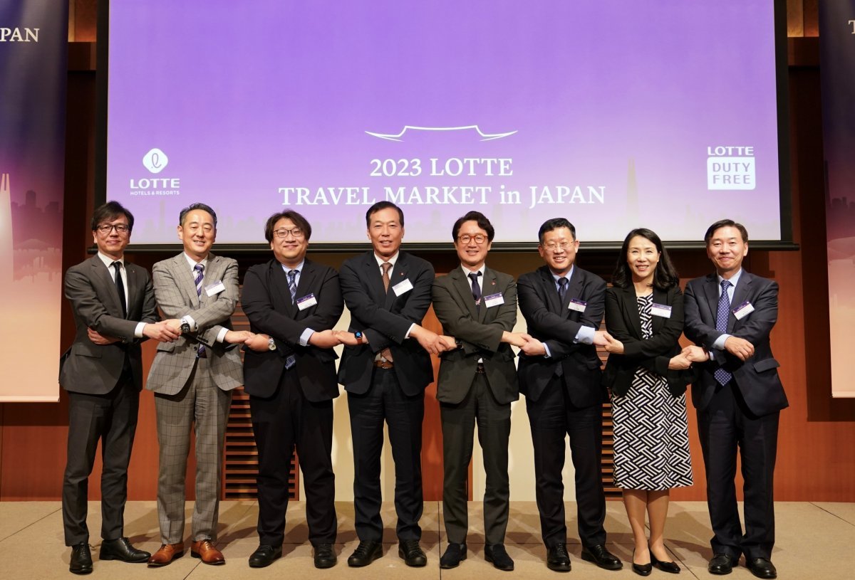 5월 30일 도쿄 페닌슐라 호텔에서 열린 ‘2023 LOTTE TRAVEL MARKET in JAPAN‘ 로드쇼에서 주요
참석자들이 기념촬영을 하고 있다. 왼쪽 4번째부터 이완신 롯데호텔군HQ 총괄대표, 김주남 롯데면세점 대표이사, 공형식
주일한국문화원장, 김관미 한국관광공사 동경지사장.
사진제공|롯데호텔군HQ