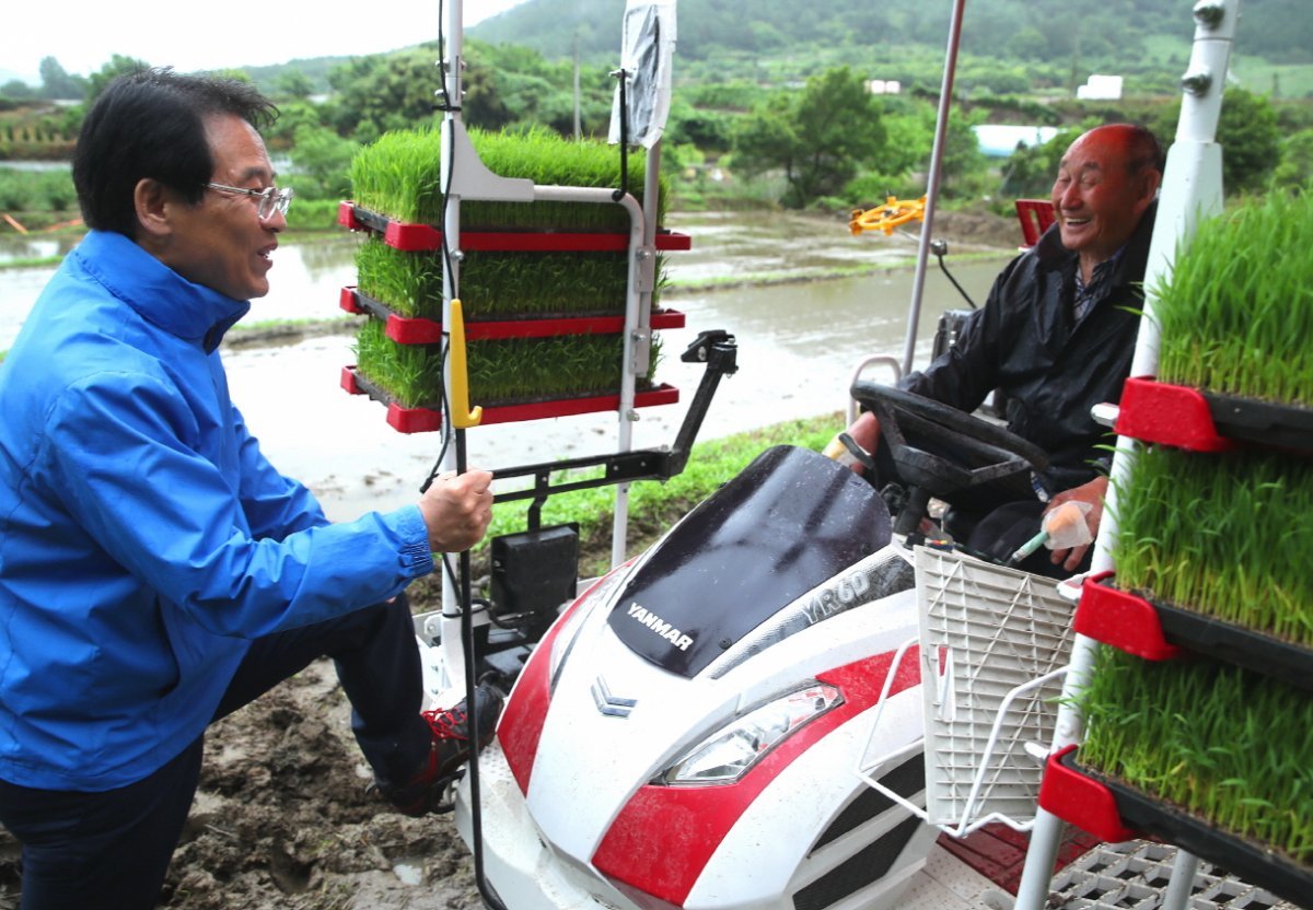 강진원 군수가 관내 최고령 오희석 어르신 농가를 방문했다. 사진제공ㅣ강진군