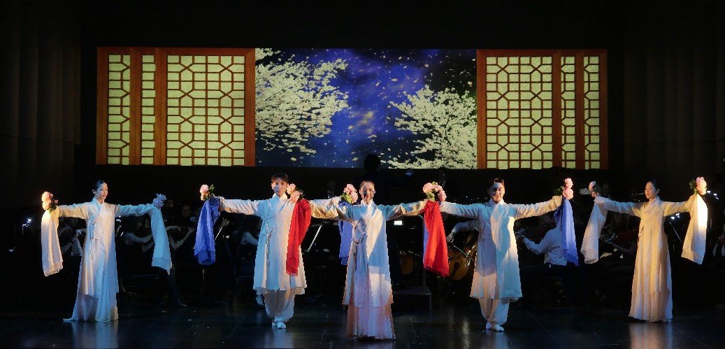 서곡과 함께 한 정민근 무용단의 한국무용