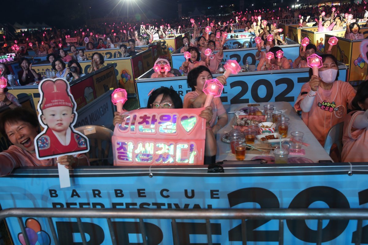 미사경정공원에서 열린 2023 하남 BBF에서 관람객들이 공연을 즐기고 있다.