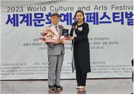 지난 2일 부산상공회의소 2층에서 열린 세계문화예술페스티벌 조직위원회 발대식에서 권우영 상임 조직위원장(오른쪽)이 초당 이무호 선생에게 명예대회장 위촉패를 전달하고 기념촬영을 하고 있다.