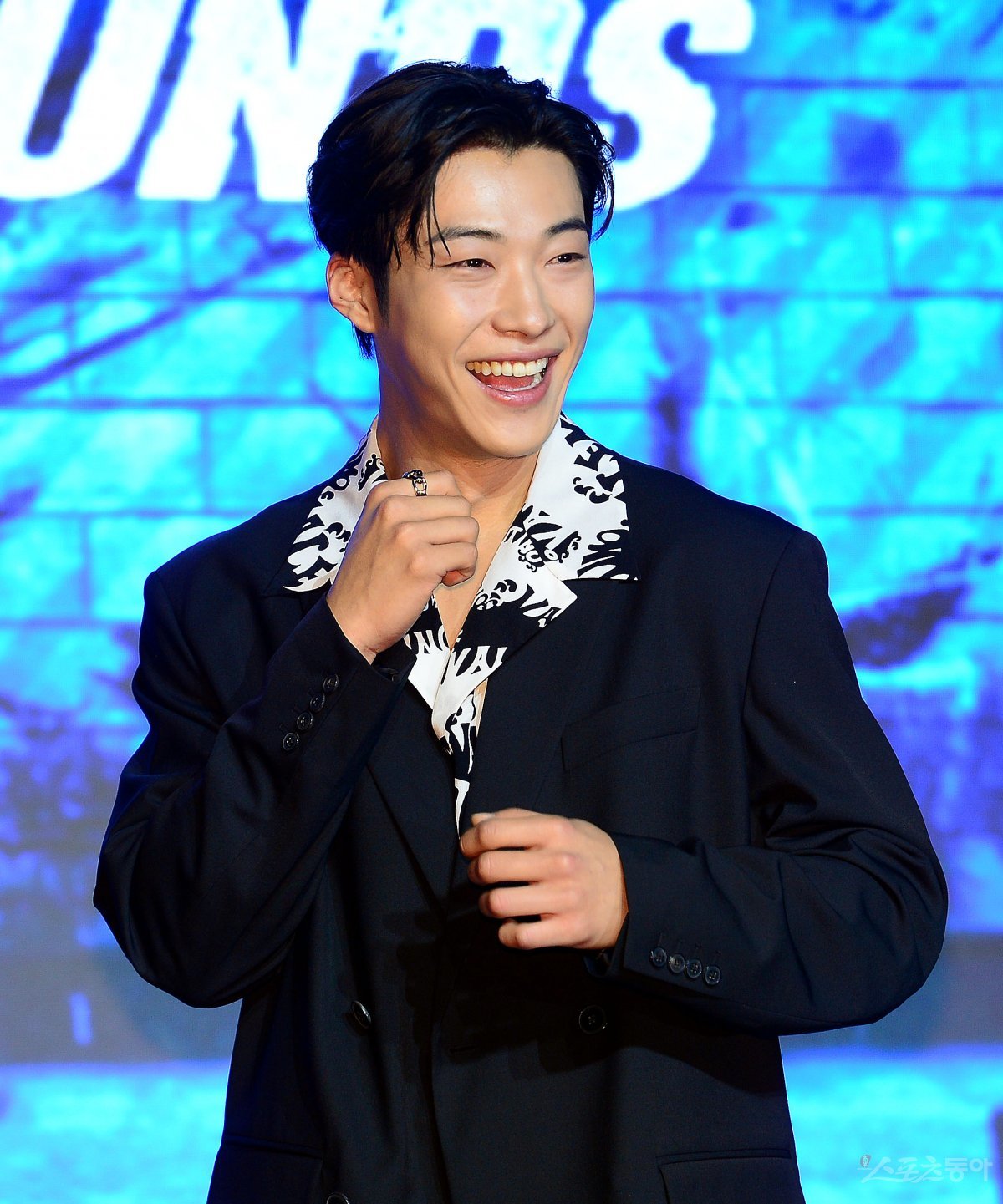 배우 우도환이 서울 마포구 호텔 나루 서울 엠갤러리에서 열린 넷플릭스 오리지널 시리즈 ‘사냥개들’ 제작발표회에서 밝은 미소와 함께 복서 포즈를 취하고 있다. 김민성 기자 marineboy@donga.com