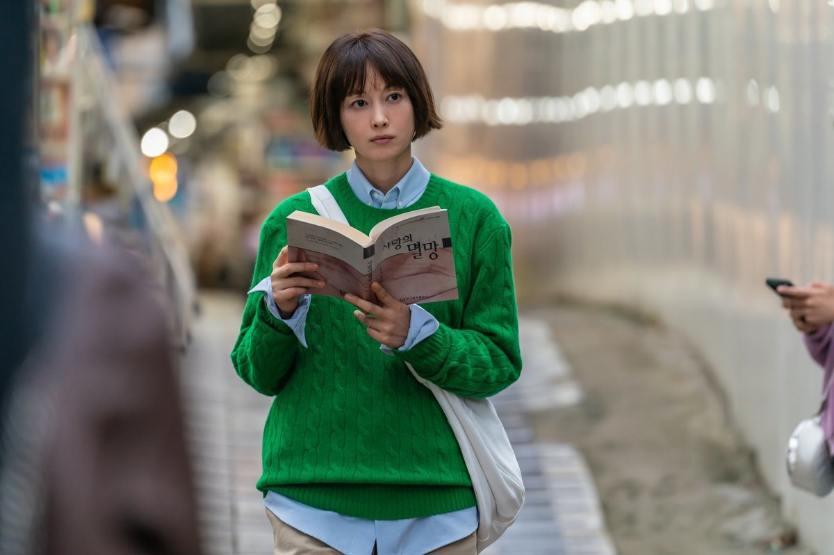 담백한 이야기가 통했다. 배우 이나영 주연의 웨이브 오리지널 시리즈 ‘박하경 여행기’가 자극적인 소재나 전개 없이도 시청자의 호평을 이끌며 화제작으로 등극했다. 사진제공|웨이브