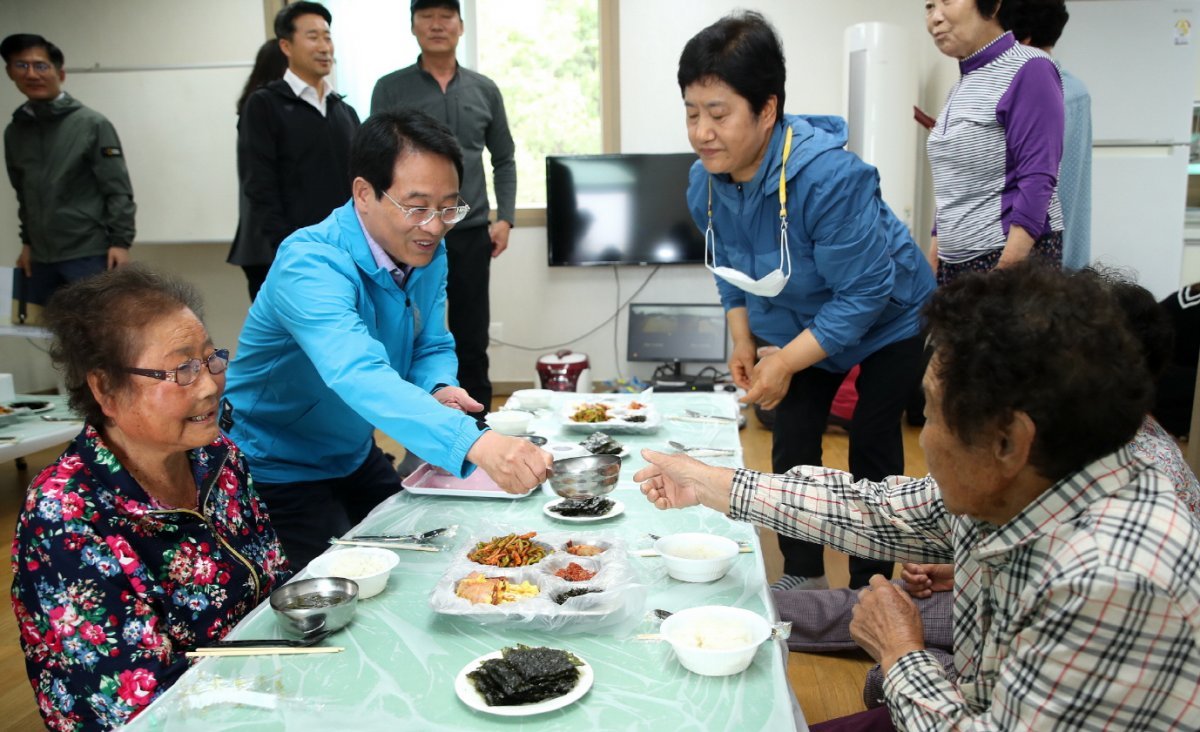 강진원 군수가 최근 신전면 노해마을을 방문해 농민들과 소통하고 있다. 사진제공ㅣ강진군