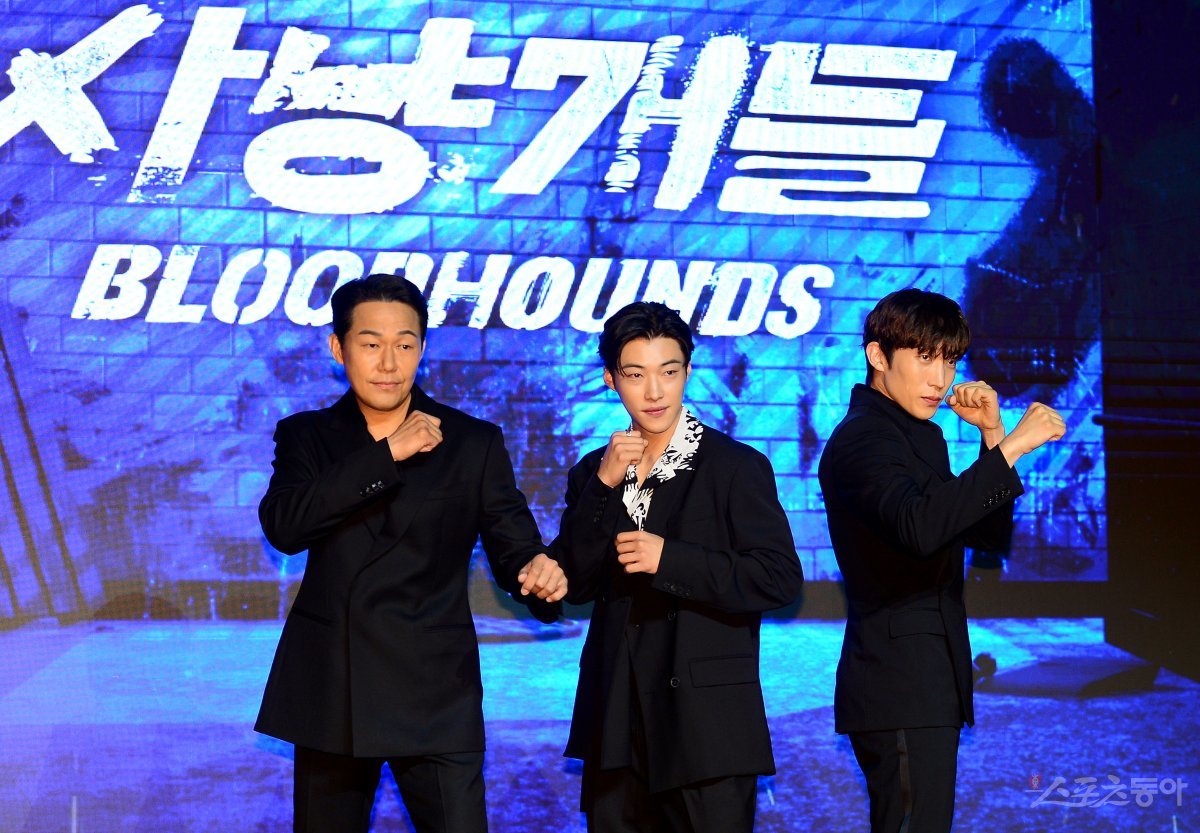 7일 서울 마포구 호텔 나루 엠갤러리에서 넷플릭스 시리즈 ‘사냥개들‘ 제작발표회에 참석한 박성웅, 우도환, 이상이가 포즈를 취하고 있다. 김민성 기자 marineboy@donga.com