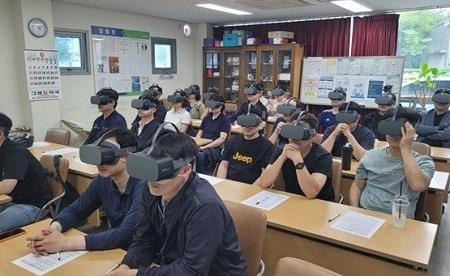용인도시공사 직원 대상 VR(가상현실) 활용 안전교육 모습. 사진제공|용인도시공사