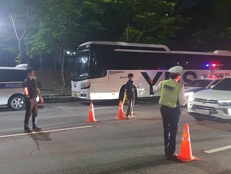 수원시 경찰과 협업해 체납 차량 단속 모습. 사진제공｜수원시