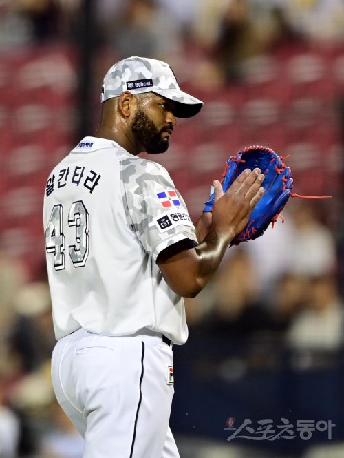 8일 서울 잠실야구장에서 열린 ‘2023 신한은행 SOL KBO리그’ 두산 베어스와 한화 이글스의 경기에서 6회초 무실점으로 수비를 마친 두산 알칸타라가 포수에게 손뼉을 치고 있다. 잠실 | 주현희 기자 teth1147@donga.com