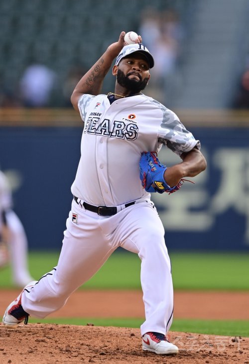 두산 알칸타라가 8일 잠실 한화전에 선발등판해 힘차게 공을 던지고 있다. 그는 8이닝을 무실점으로 막아내는 역투를 펼쳤고, 두산은 한화와의
홈 3연전을 쓸어 담았다. 잠실 | 주현희 기자 teth1147@donga.com