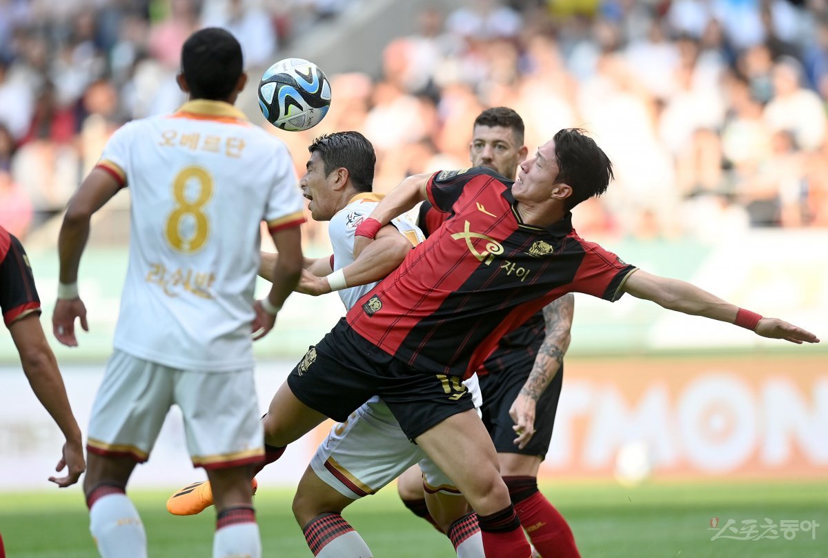 11일 서울월드컵경기장에서 열린 프로축구 ‘하나원큐 K리그1 2023’ 서울과 포항 경기에서 서울 황의조와 포항 하창래가 공중볼을 다투고 있다. 상암 | 김종원 기자 won@donga.com