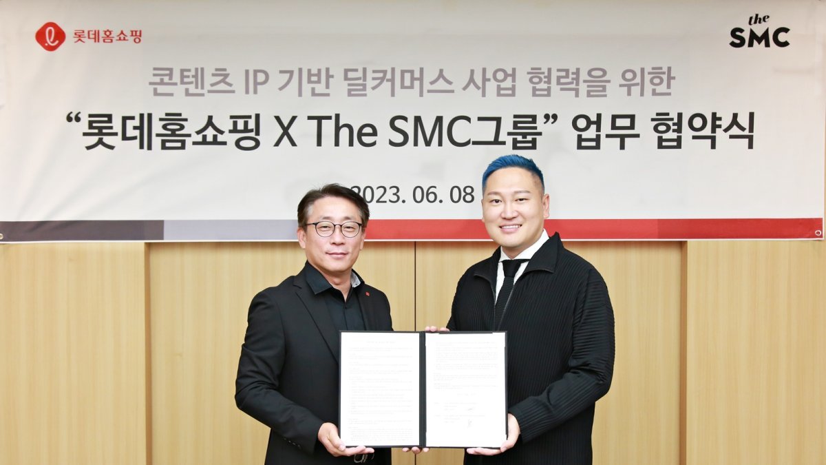 김재겸 롯데홈쇼핑 대표(왼쪽)와 김용태 더에스엠씨그룹 대표. 사진제공｜롯데홈쇼핑