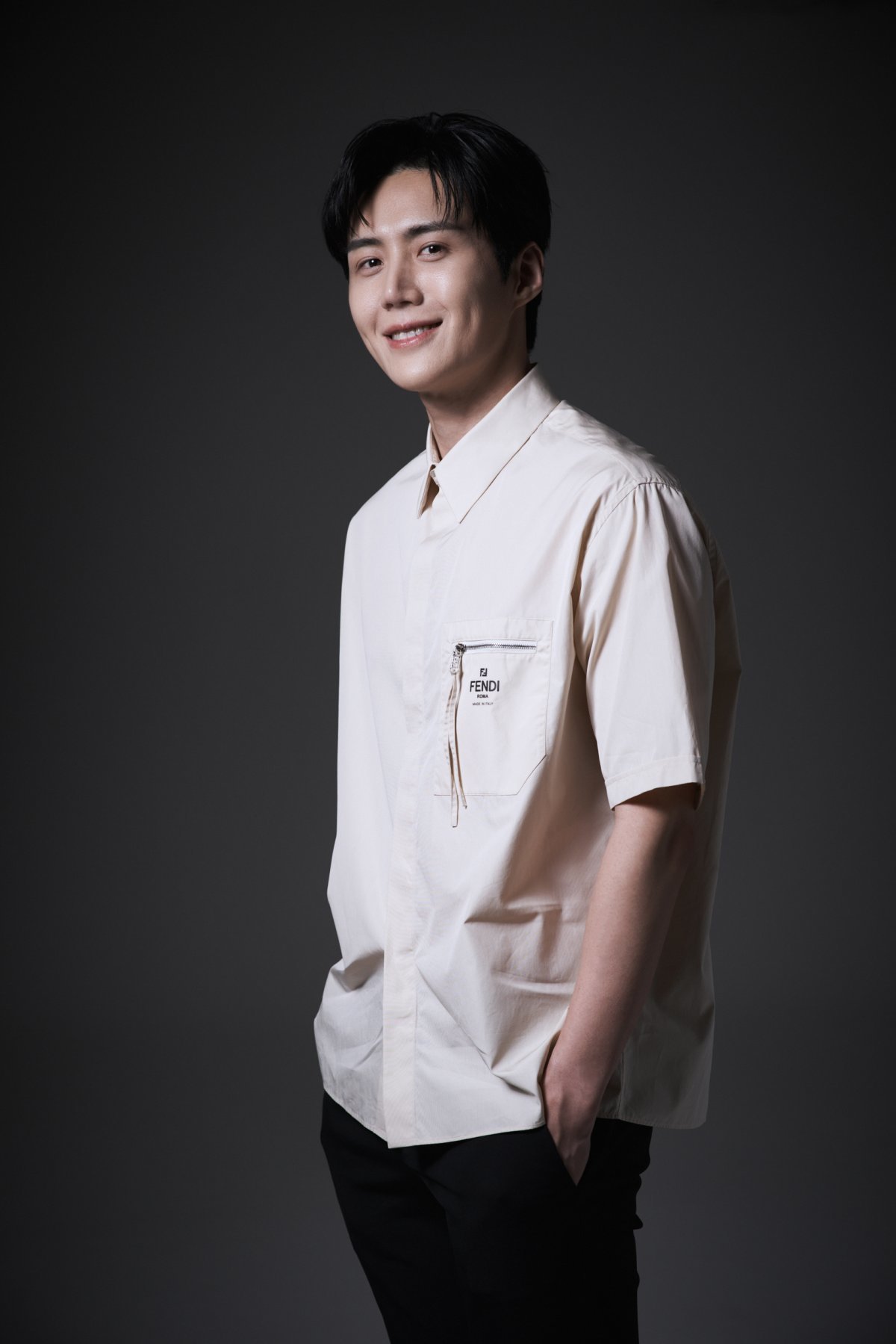 영화 ‘귀공자’에서 무자비한 킬러를 연기한 김선호가 “싸이코패스를 다룬 영화 ‘시계태엽오렌지’와 욕설이 많이 나오는 영화 ‘신세계’를 보고 참고했다”고 밝혔다. 사진제공|스튜디오앤뉴