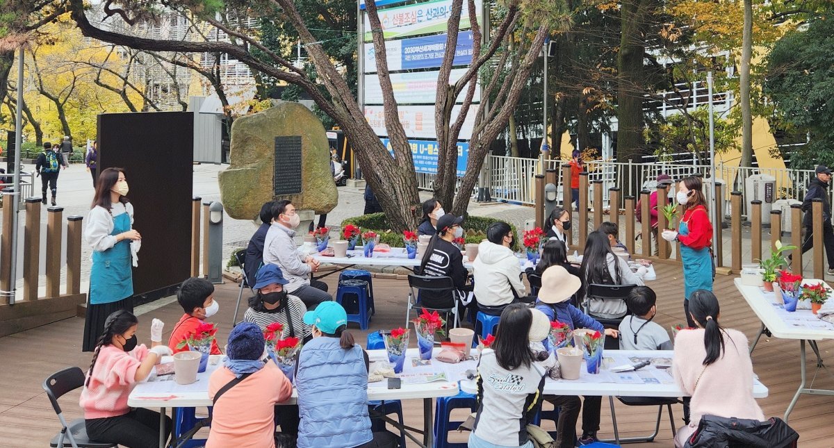 지난해 부산어린이대공원 만남의 광장에서 운영한 원예체험 프로그램을 진행하고 있는 모습. 사진제공ㅣ부산시설공단