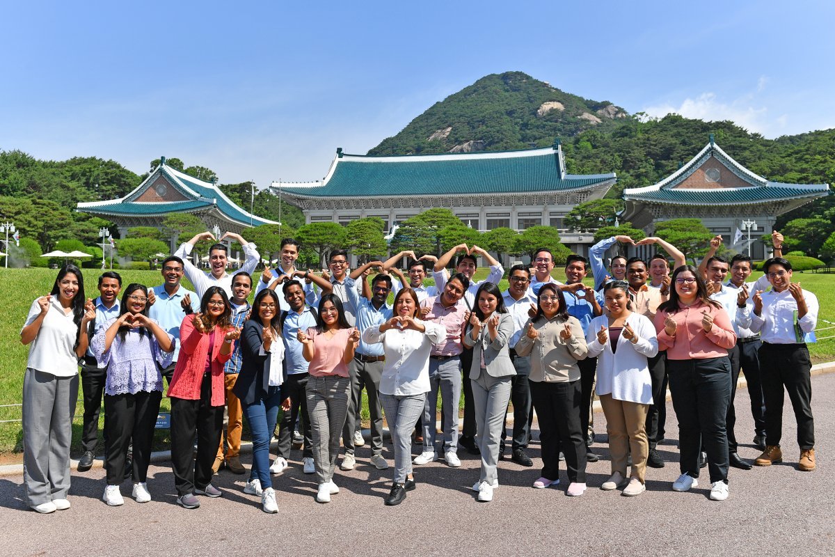 제76차 해외성도방문단으로 방한한 하나님의 교회 청년들이 9일 시티투어 일정으로 청와대를 탐방하고 있다.