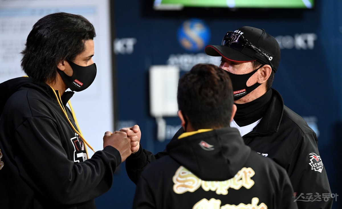 KT 이강철 감독(오른쪽), 쿠에바스. 스포츠동아DB