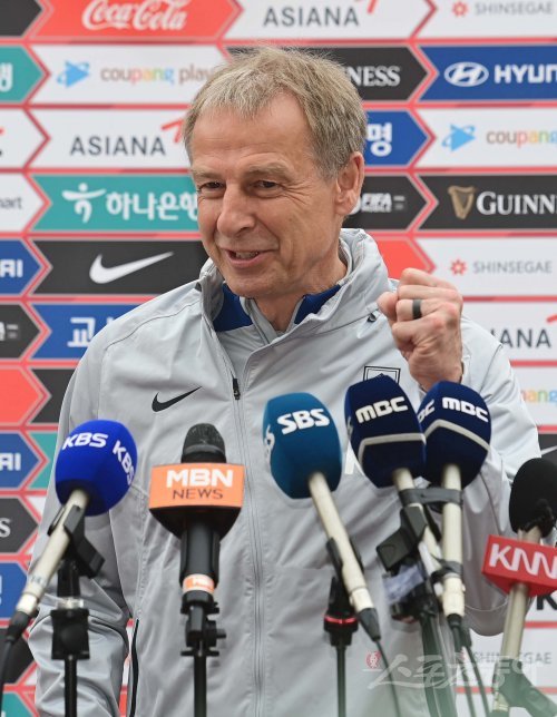축구국가대표팀이 12일 부산 구덕운동장에서 페루, 엘살바도르와 친선경기에 앞서 소집 훈련을 진행했다. 한국 클린스만 감독이 훈련에 앞서 인터뷰를 하고 있다. 부산 | 주현희 기자 teth1147@donga.com
