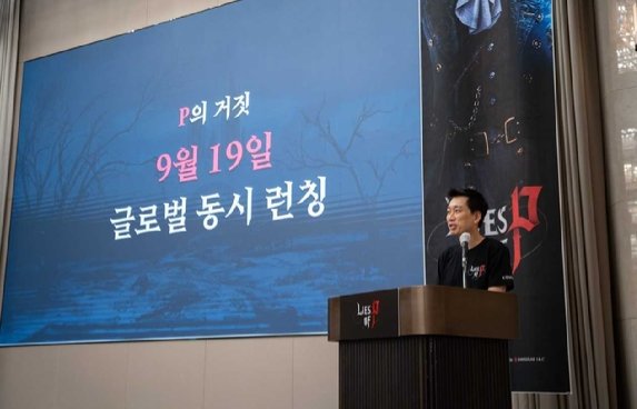 9일 쇼케이스 현장에서 게임을 소개하는 박성준 라운드8 스튜디오장.