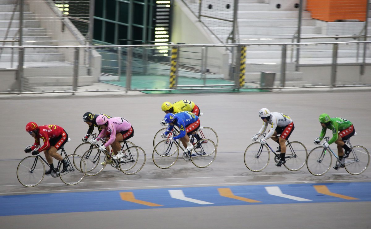 광명스피돔에서 특선급 선수들이 경주를 펼치고 있다. 출전 공백이 있었던 선수들이 최근 기량을 회복하면서 최근 결승 진출이 걸려
있는 특선급 토요경주에서 거의 매주 깜짝 우승자가 탄생해 결승이 예년보다 훨씬 흥미진진해지고 있다. 사진제공|국민체육진흥공단