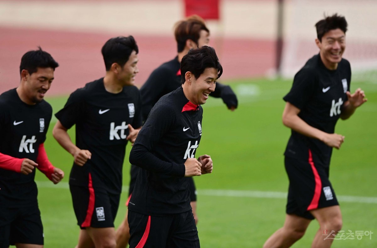 위르겐 클린스만 감독이 이끄는 축구국가대표팀이 12일 부산구덕운동장에서 소집돼 주장 손흥민(가운데)을 필두로 훈련을 시작했다. 그동안 대표팀에서 보기 힘들었던 선수들을 적지 않게 호출한 클린스만 감독이 어떤 스타일의 축구를 보여줄지 기대를 모은다. 부산 | 주현희 기자 teth1147@donga.com