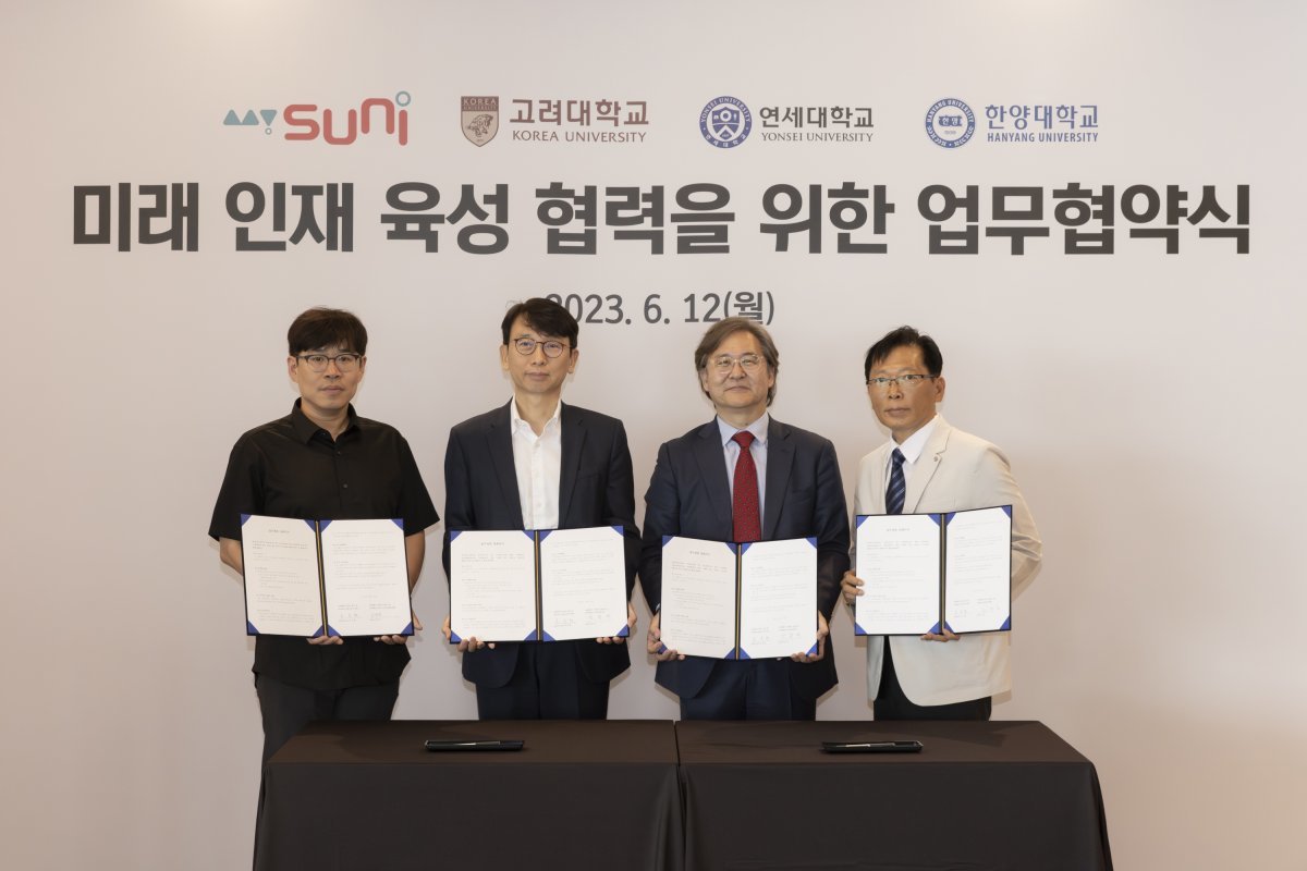 써니(mySUNI)와 3개 대학(고려대, 연세대, 한양대)이 12일 서울 종로구 그랑서울 써니 행복캠퍼스에서 ‘미래인재 육성 협력’ 업무협약을 체결 후, 기념사진을 촬영하고 있다. 고려대 김중헌 교무처 부처장, 조돈현 써니 CLO, 장용석 연세대 고등교육혁신원장, 최영태 한양대 한양인재개발원 교수(왼쪽부터). 사진제공|SK