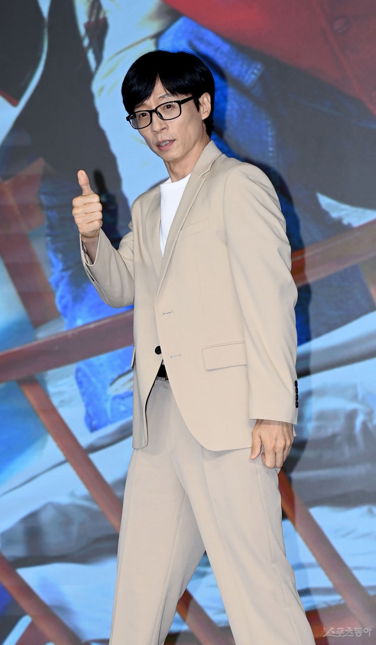 개그맨 유재석이 13일 서울 동대문구 JW메리어트 동대문에서 열린 디즈니+(플러스) 예능 프로그램 ‘더 존 :버텨야 산다 시즌2’ 제작발표회에서 포토타임을 갖고 있다. 김종원 기자 won@donga.com