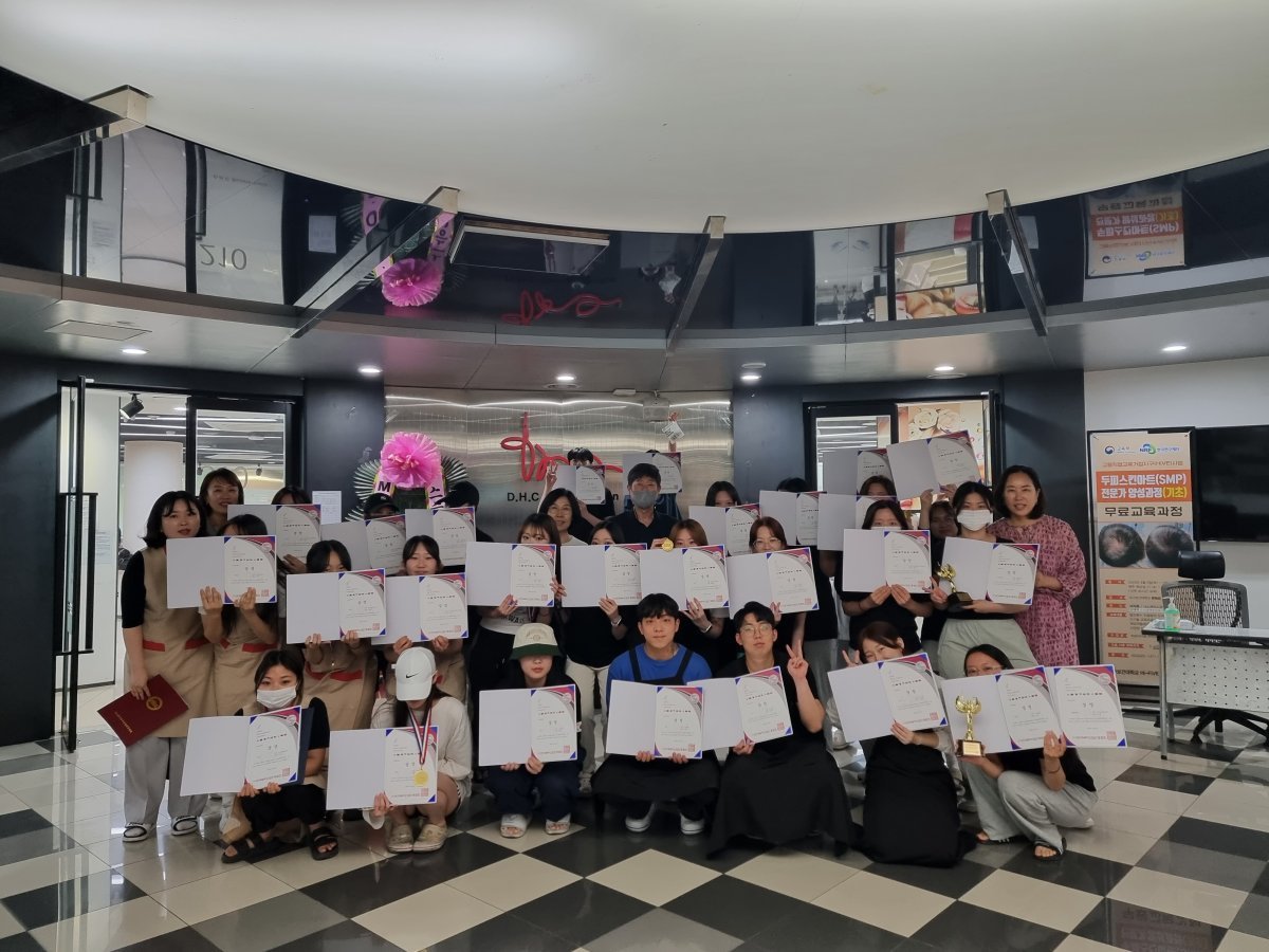 대구보건대학교 뷰티코디네이션학과 교수와 학생들이 교내 학과실습실 앞에서 최근 열린 2개 뷰티대회에서 수상한 상장을 들고 기념촬영을 하고 있다. 사진제공ㅣ대구보건대