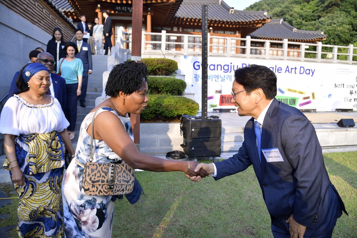 강기정 광주광역시장이 지난 12일 제1회 광주비엔날레 예술의 날 행사에서 참석자들을 맞이하고 있는 모습. 사진제공ㅣ광주광역시