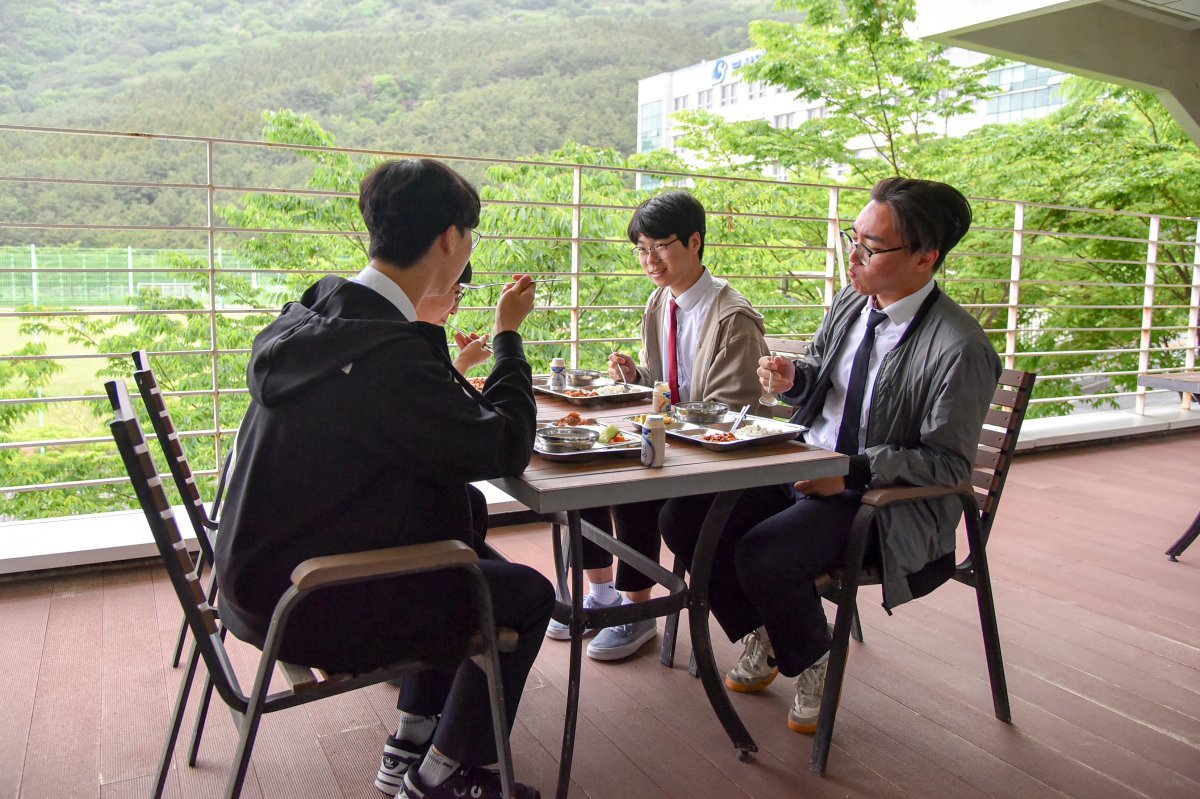 부산일과학고 급식실 내 테라스 식탁에서 학생들이 밥을 먹고 있는 모습. 사진제공ㅣ부산시교육청