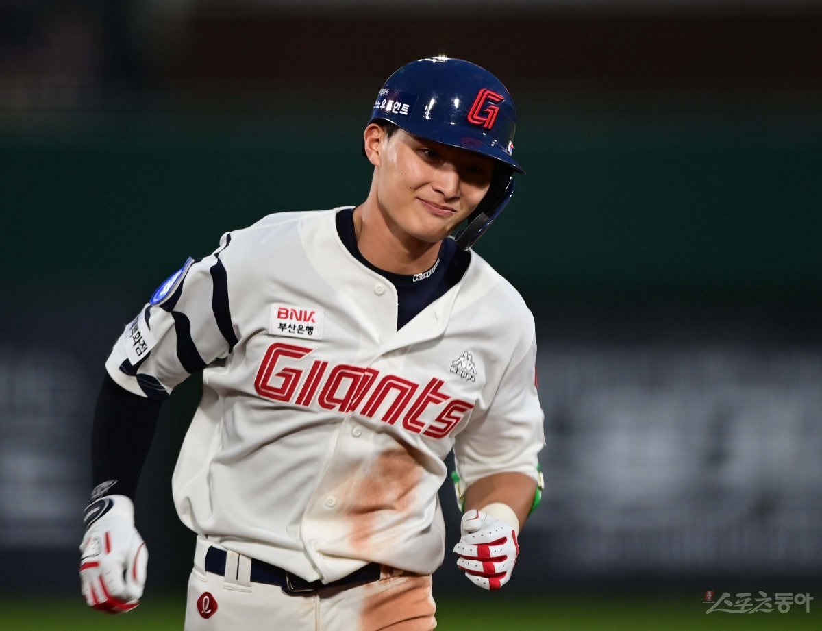 13일 부산 사직야구장에서 열린 ‘2023 신한은행 SOL KBO리그’ 롯데 자이언츠와 한화 이글스의 경기에서 3회말 1사 1, 2루 롯데 윤동희가 역전 좌월 3점홈런을 친 후 그라운드를 돌며 미소 짓고 있다. 사직 | 주현희 기자 teth1147@donga.com