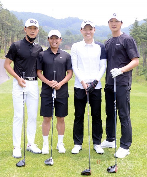 대한축구협회, 한국프로축구연맹, 울산 현대, 전북 현대가 주최하고 스포츠동아, 스포츠서울, 스포츠조선, 스포츠경향, 스포츠월드, 일간스포츠 스포츠전문 미디어 6개 사가 후원하는 ‘2023년 축구인 골프대회’가 13일 강원도 원주 오크힐스CC에서 열렸다. 박주영, 백성동, 김승용, 곽태휘가 기념촬영을 하고 있다. 원주 | 김민성 기자 marineboy@donga.com