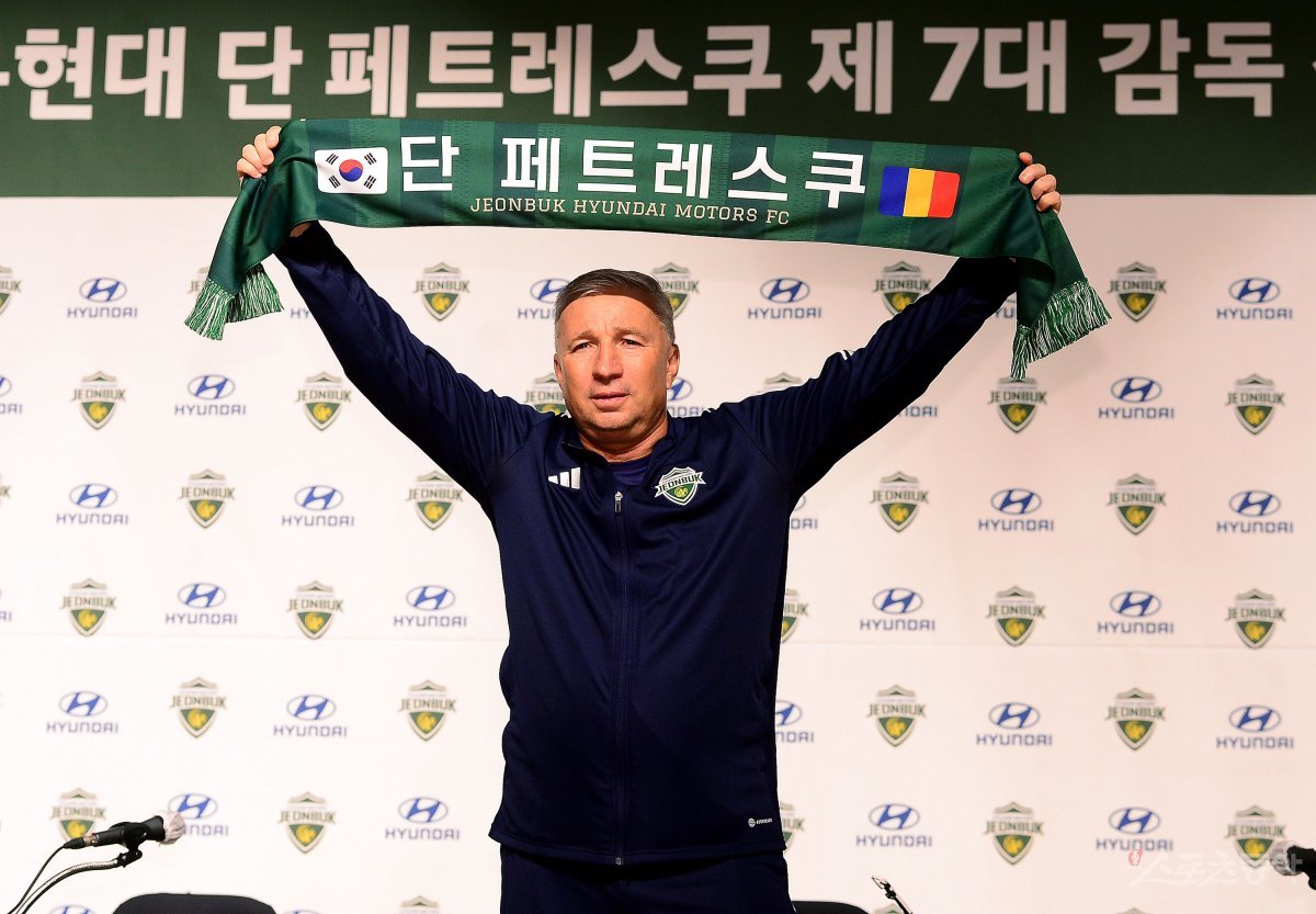 14일 경기도 고양시 현대 모터스튜디오 고양에서 전북현대 단 페트레스쿠 제 7대 감독 선임 기자회견이 열렸다. 전북 단 페트레스쿠 신임 감독이 카메라를 향해 포즈를 취하고 있다. 고양 | 김민성 기자 marineboy@donga.com