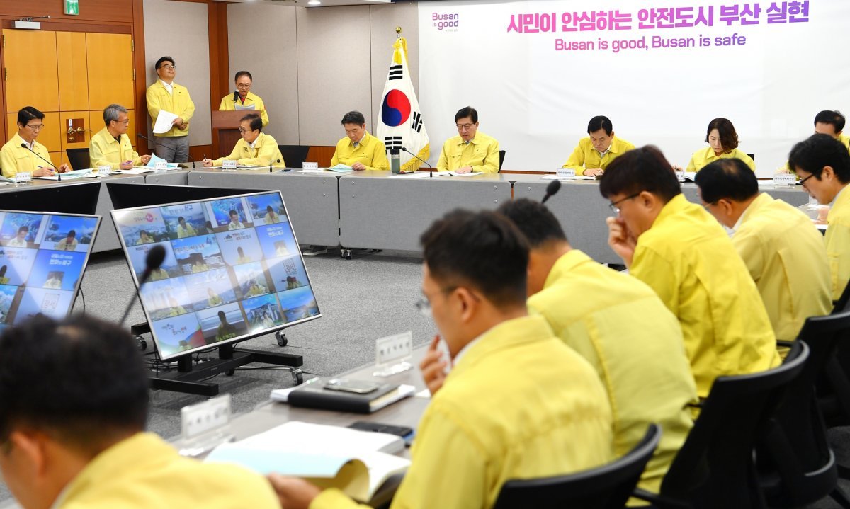 부산시가 14일 오전 박형준 시장(왼쪽 다섯 번째) 주재로 ‘여름철 자연재난 대비 점검회의 및 현장점검’을 진행하고 있는 모습. 사진제공ㅣ부산시