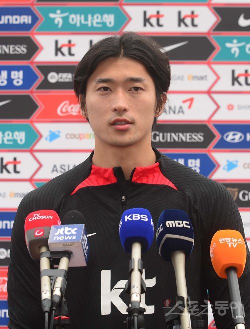 축구국가대표팀이 14일 부산 구덕운동장에서 페루, 엘살바도르와 친선경기에 앞서 소집 훈련을 진행했다. 한국 조규성이 훈련 전 인터뷰를 하고 있다. 부산 | 주현희 기자 teth1147@donga.com