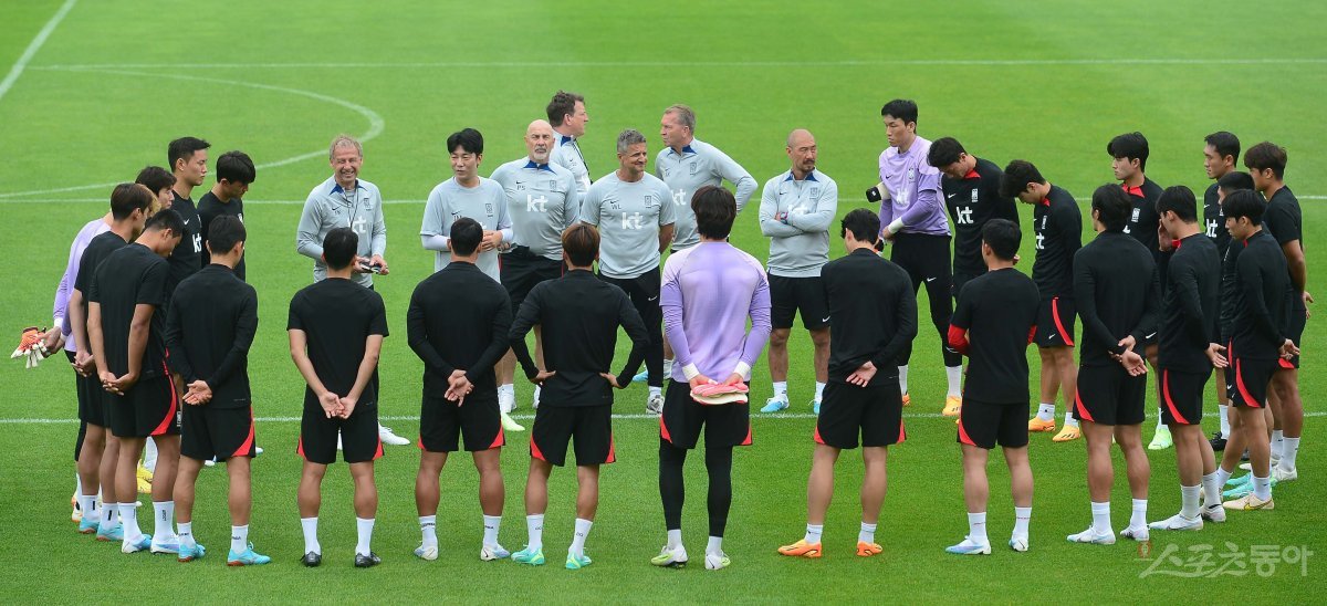 축구국가대표팀이 14일 부산 구덕운동장에서 페루, 엘살바도르와 친선경기에 앞서 소집 훈련을 진행했다. 한국 클린스만 감독과 선수들이 팀미팅을 하고 있다. 부산 | 주현희 기자 teth1147@donga.com