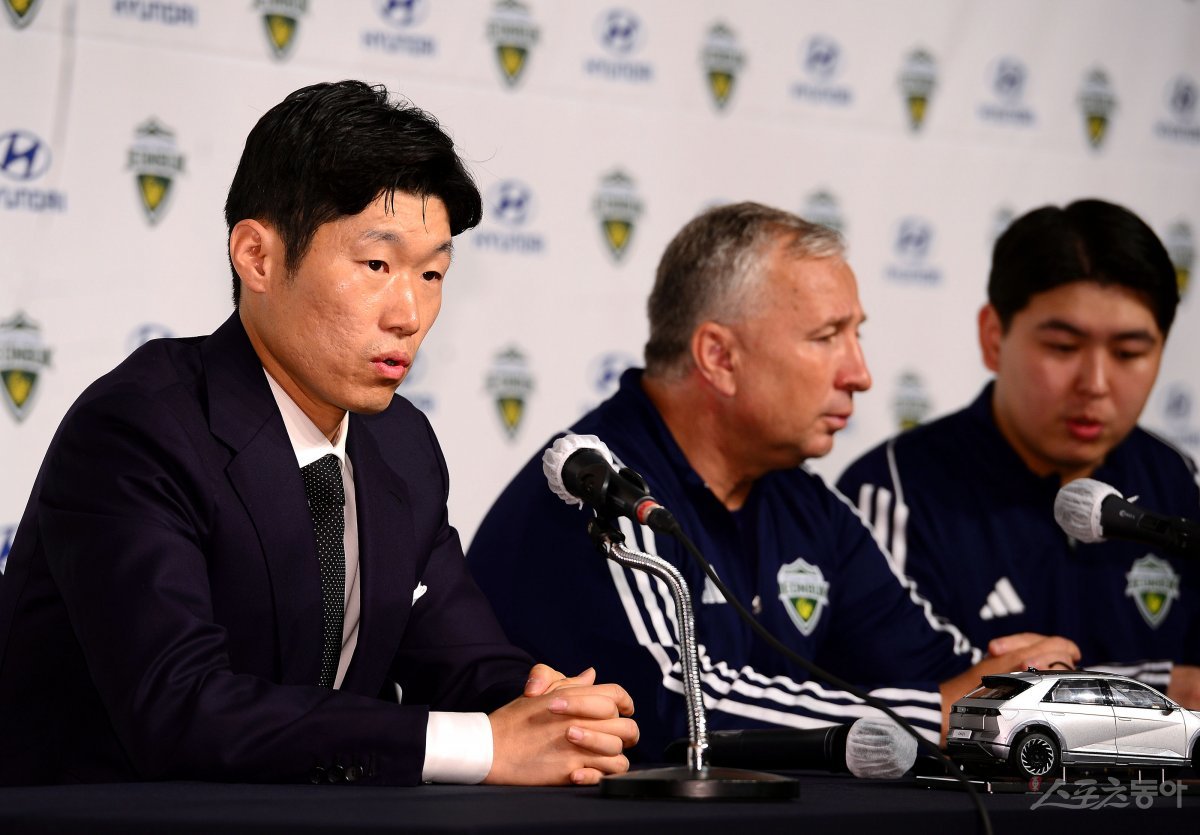 14일 경기도 고양시 현대 모터스튜디오 고양에서 전북현대 단 페트레스쿠 제 7대 감독 선임 기자회견이 열렸다. 전북 박지성 디렉터가 신인 감독 영입 과정을 밝히고 있다. 고양 | 김민성 기자 marineboy@donga.com