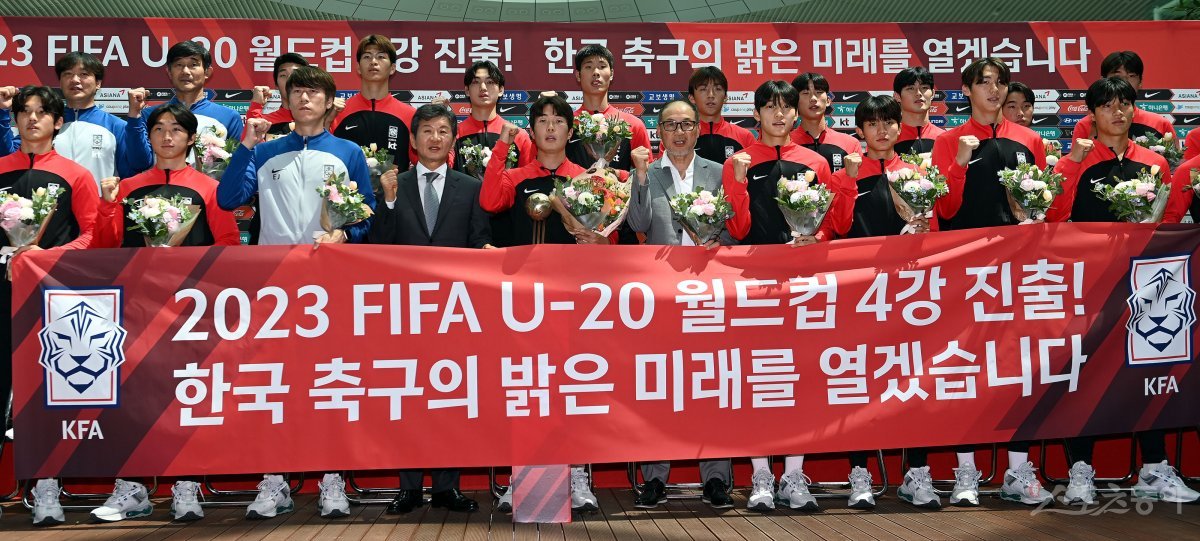 아르헨티나에서 열린 ‘2023 FIFA U-20 월드컵‘에서 4강에 진출한 한국 U-20 축구국가대표팀이 14일 인천국제공항을 통해 귀국했다. 환영행사에 참석한 U-20 김은중 감독을 비롯한 선수, 코칭 스탭 및 대한축구협회 정몽규 회장이 기념촬영을 하고 있다. 인천국제공항 | 김민성 기자 marineboy@donga.com