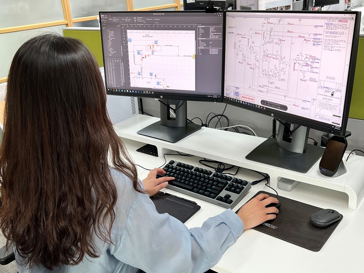 현대엔지니어링 직원이 ‘공정 배관 계장도(P&ID) 자동 인식 시스템’을 이용한 설계도면 인식 테스트를 진행하고 있다. 사진제공|현대엔지니어링