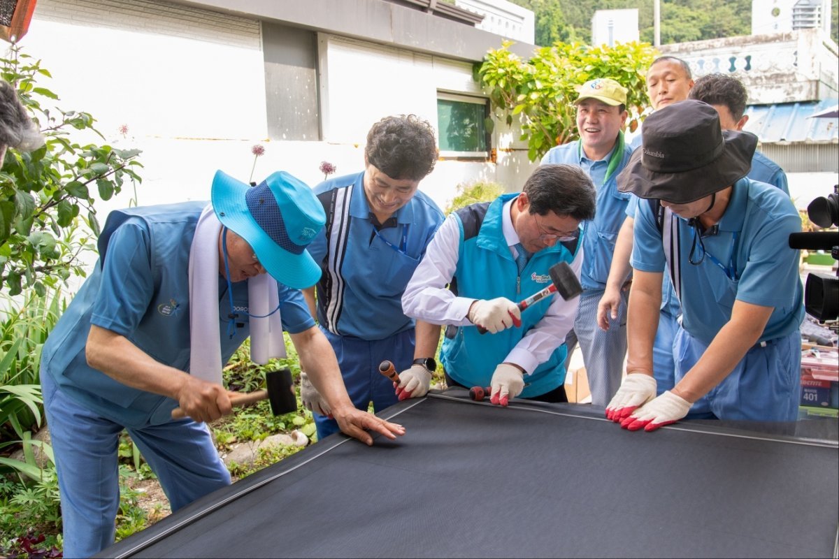 정인화 광양시장이 지난 13일 포스코 광양제철소 모범시민 위크 연합봉사에 참여했다. 사진제공ㅣ광양시