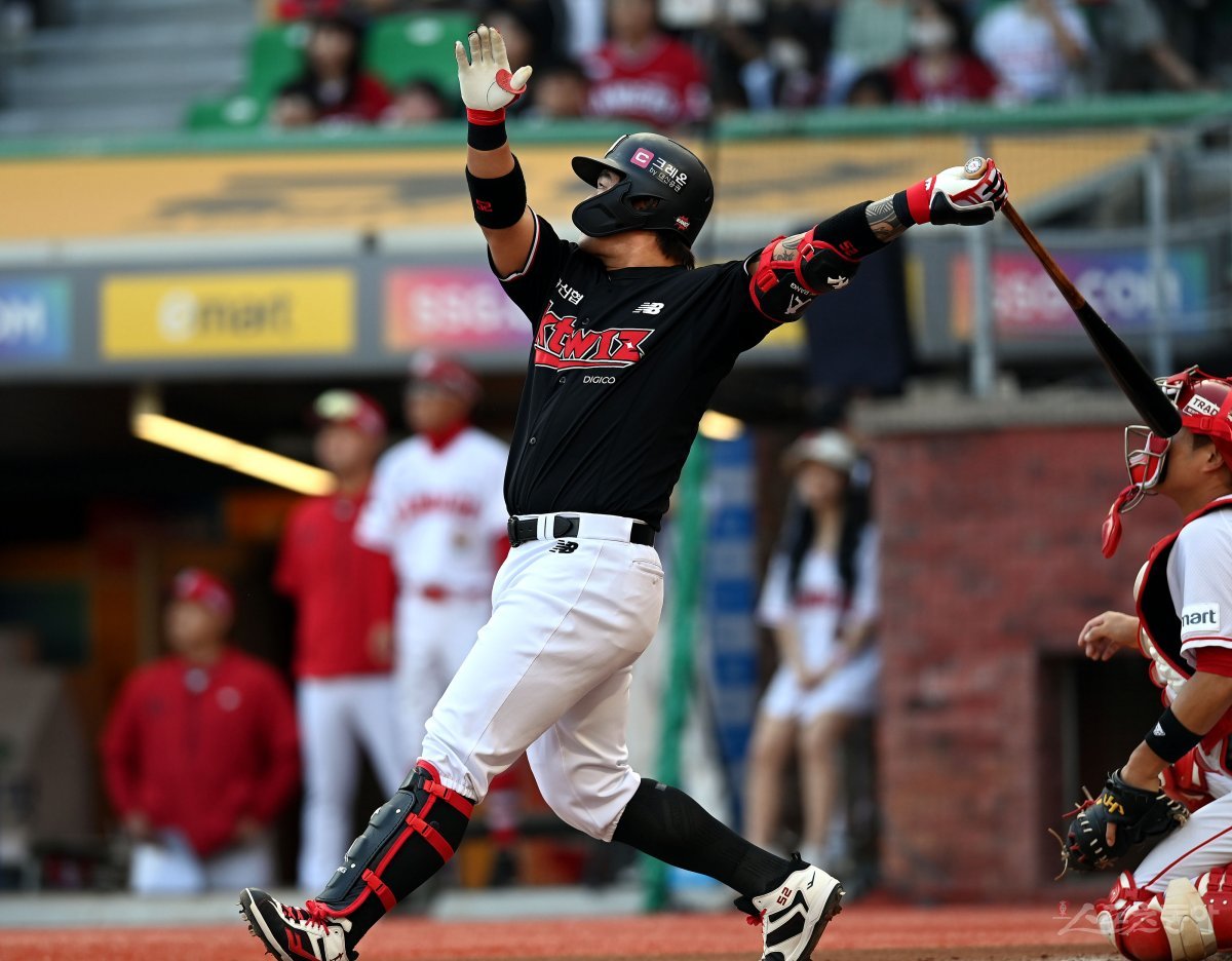 KT 4번타자 박병호가 14일 인천 SSG전 1회초 무사만루서 우측 담장을 넘어가는 그랜드슬램을 쏘아올리고 있다. 1회 4번타자의 만루홈런은 역대 27번째에 불과할 정도로 흔치 않은 기록이다. 인천 | 김민성 기자 marineboy@donga.com