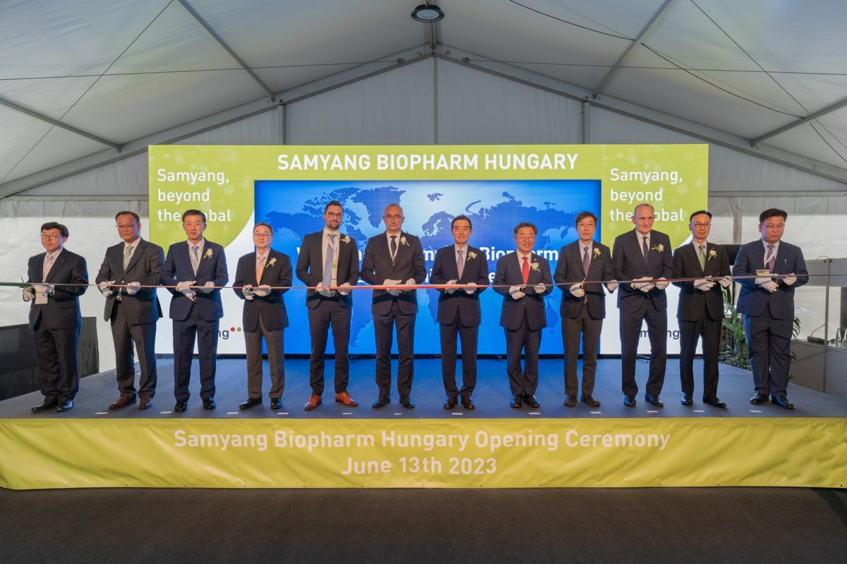 삼양바이오팜 헝가리 공장 준공식에서 참석자들이 컷팅식을 하고 있다.