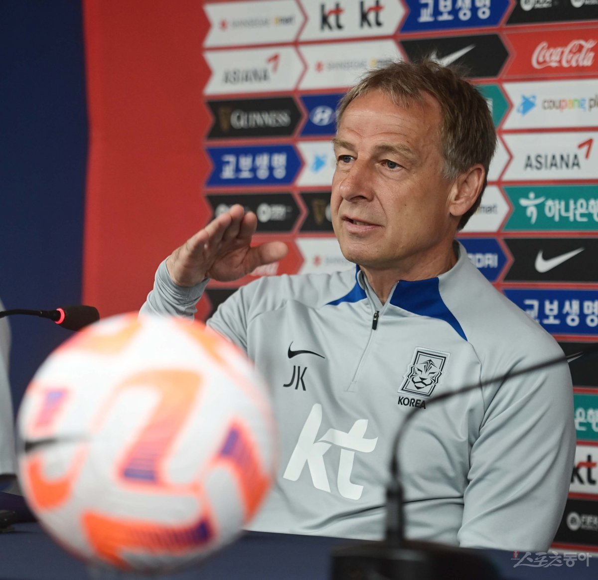 축구국가대표팀이 15일 부산아시아드 주경기장에서 페루, 엘살바도르와 친선경기에 앞서 소집 훈련을 진행했다. 한국 클린스만 감독이 훈련 전 공식회견에서 취재진의 질문에 답하고 있다. 부산 | 주현희 기자 teth1147@donga.com